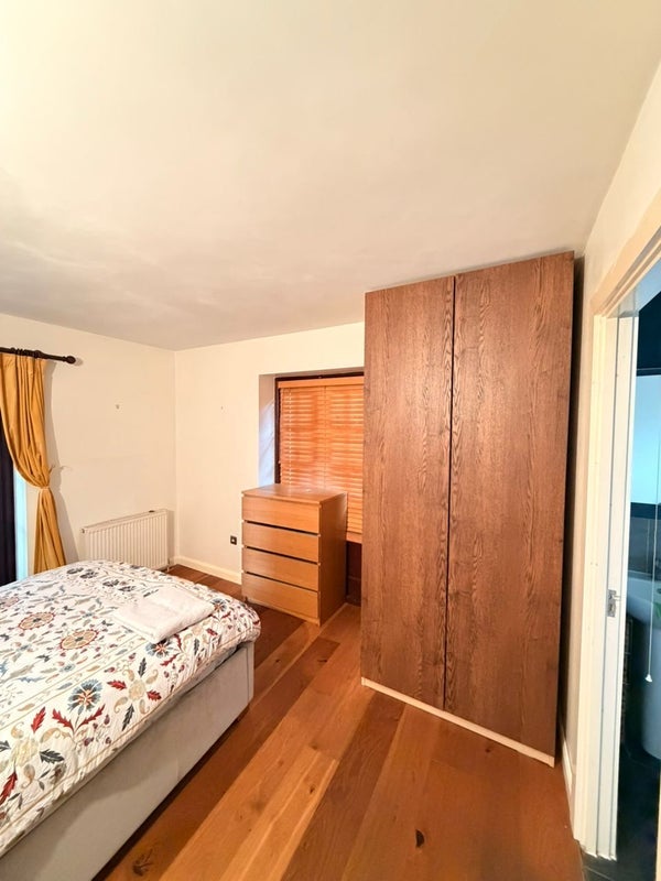 Flat Surrey Quays Road in Greater London