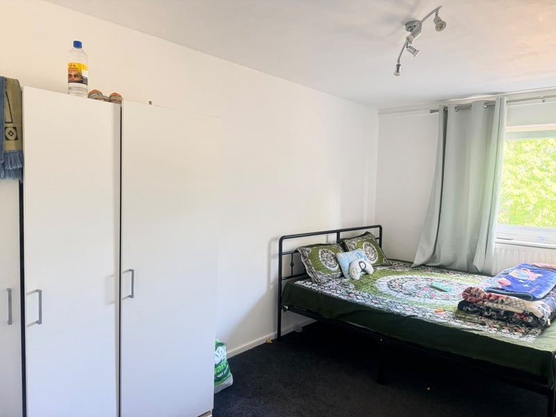 Room Rhodeswell Road in Greater London