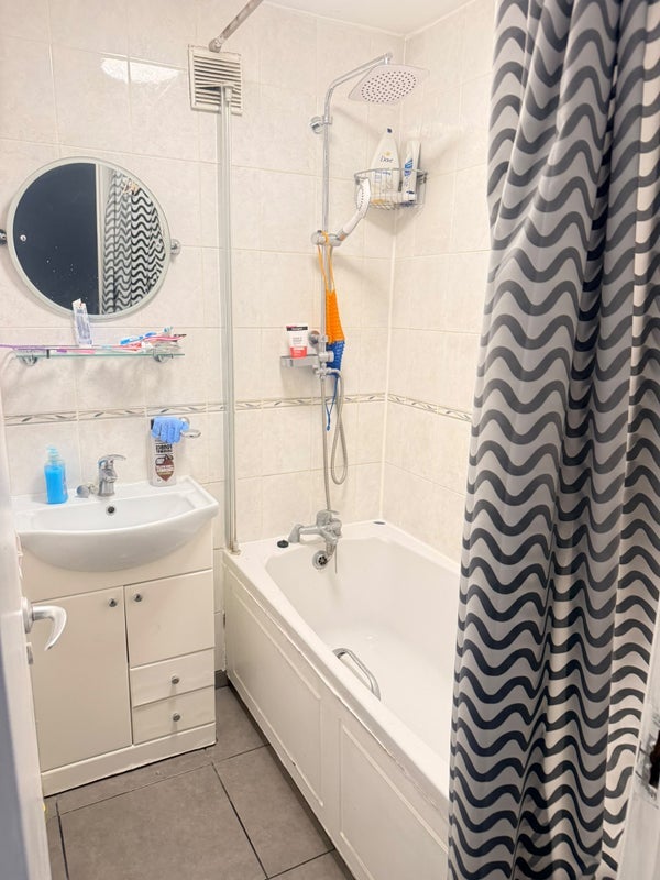Room Rhodeswell Road in Greater London