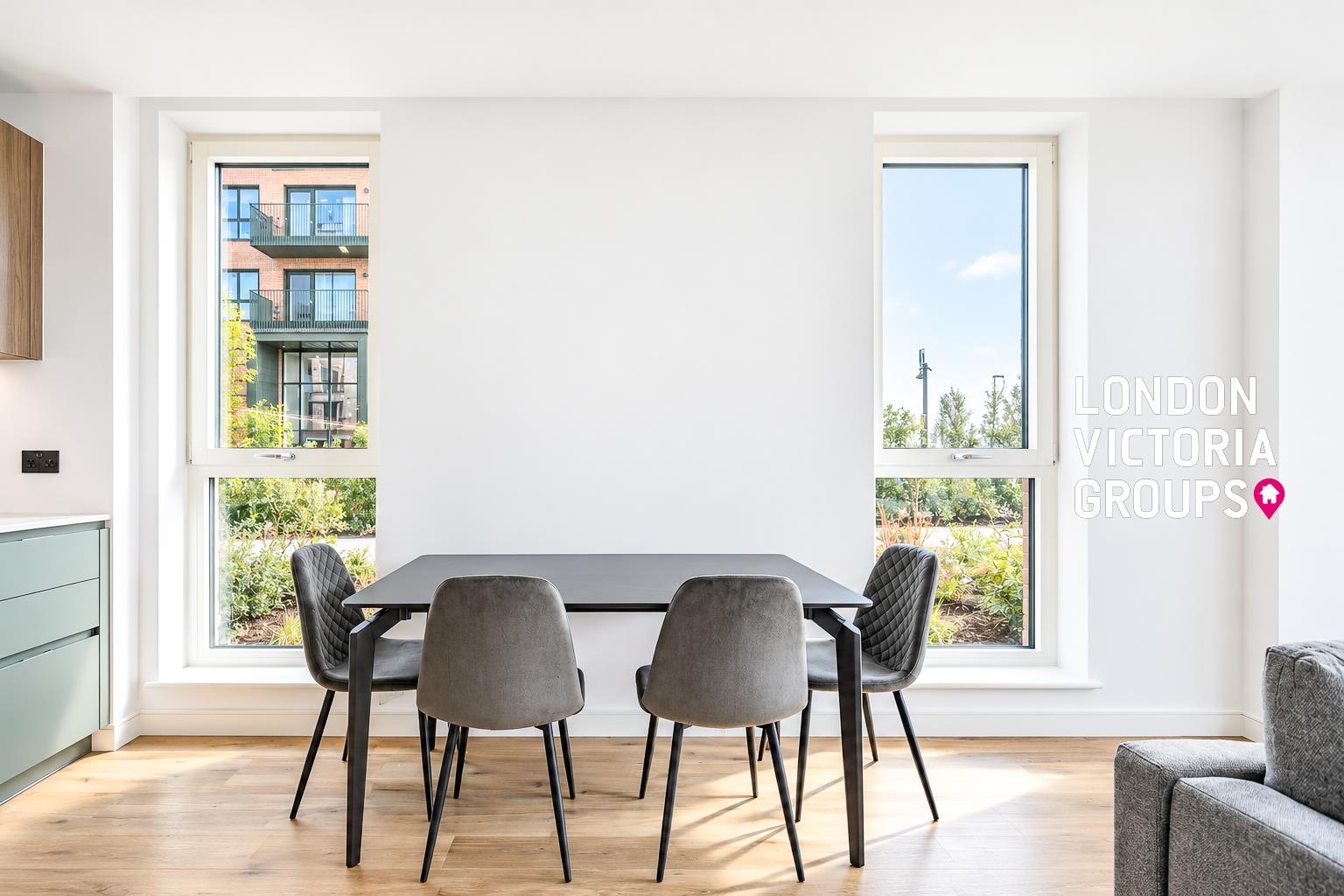 Flat Cedrus Avenue in Greater London