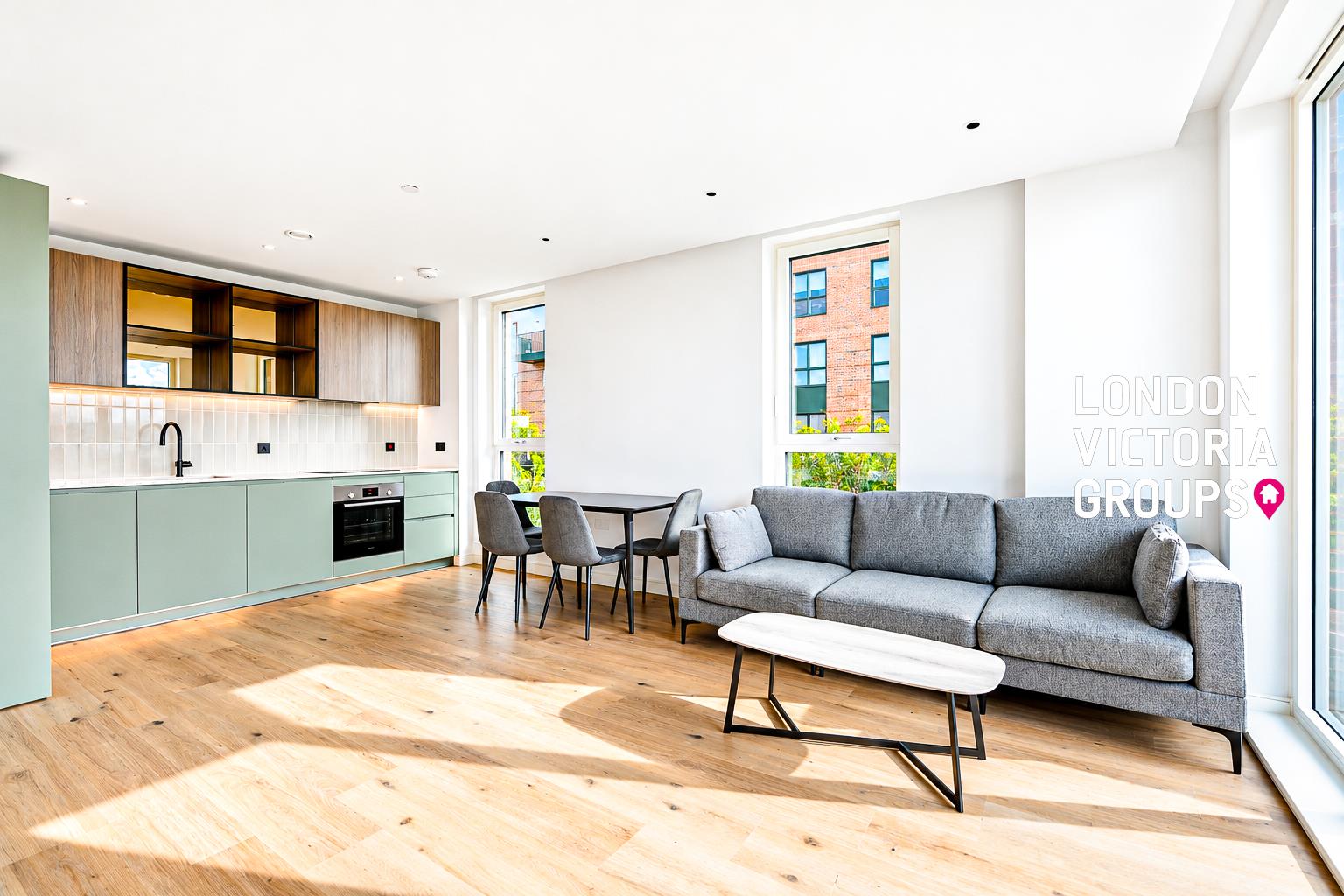 Flat Cedrus Avenue in Greater London