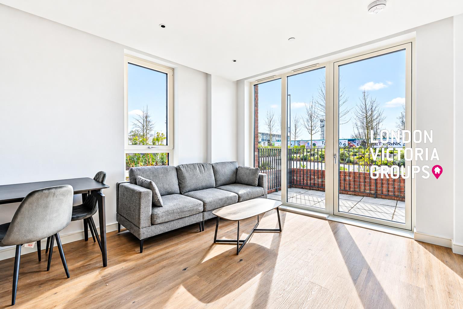 Flat Cedrus Avenue in Greater London