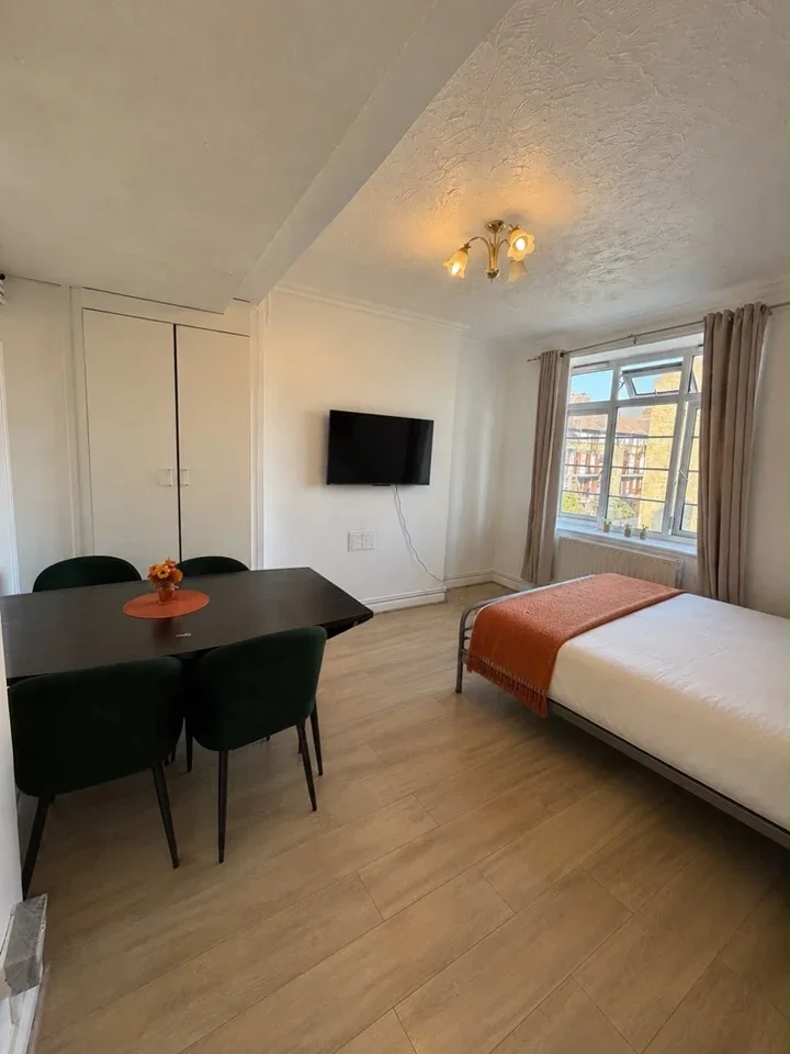 Room Leroy Street in Greater London
