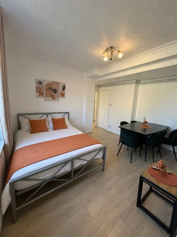 Room Leroy Street in Greater London