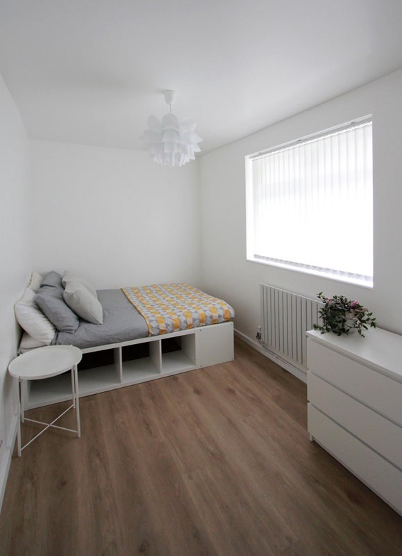 Room Coll's Road in Greater London