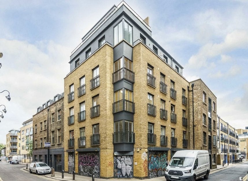Flat Calvin Street in Greater London