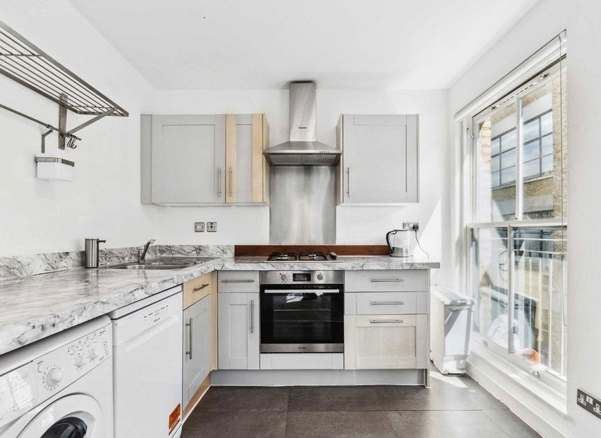 Flat Calvin Street in Greater London