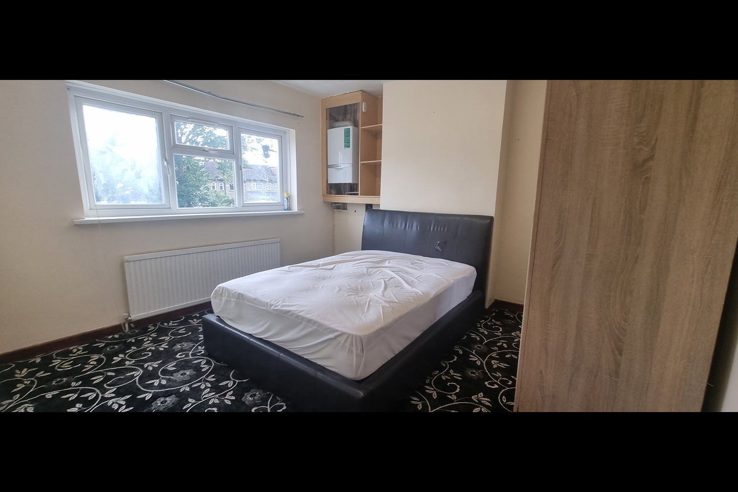 House Ashurst Drive in Greater London