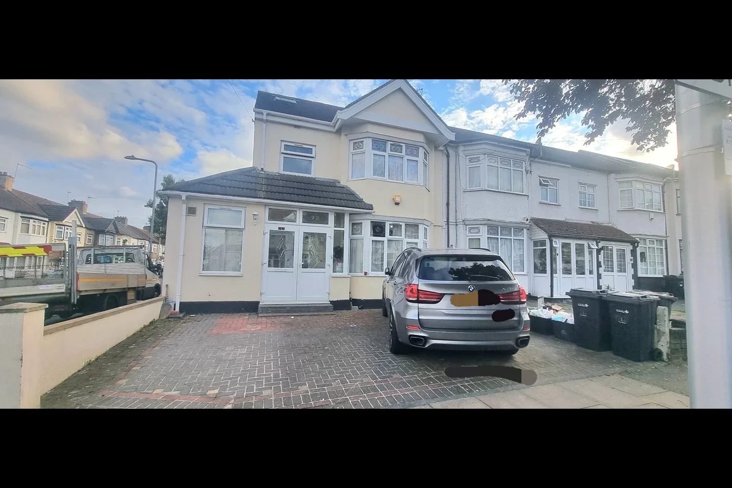 House Ashurst Drive in Greater London