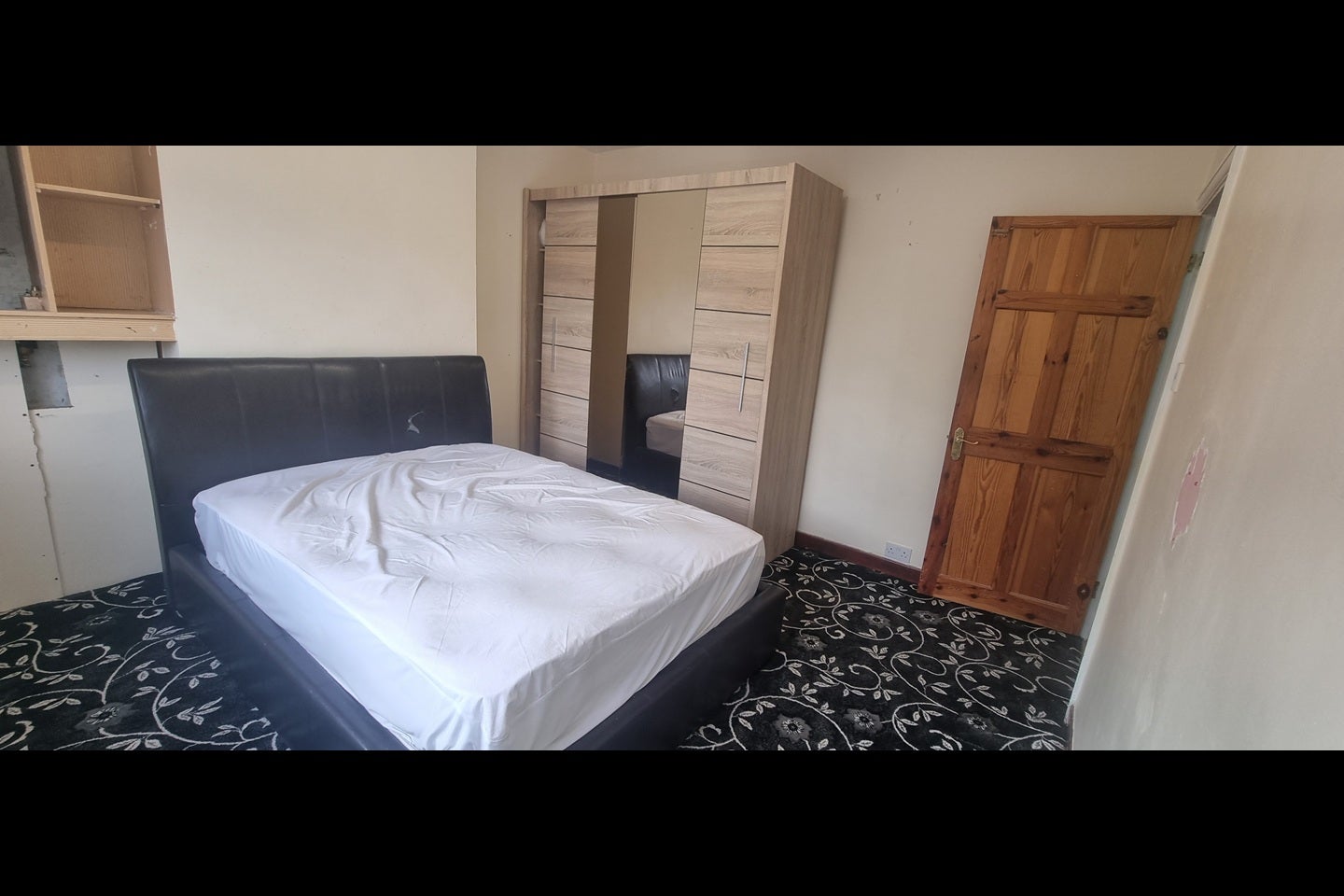 House Ashurst Drive in Greater London