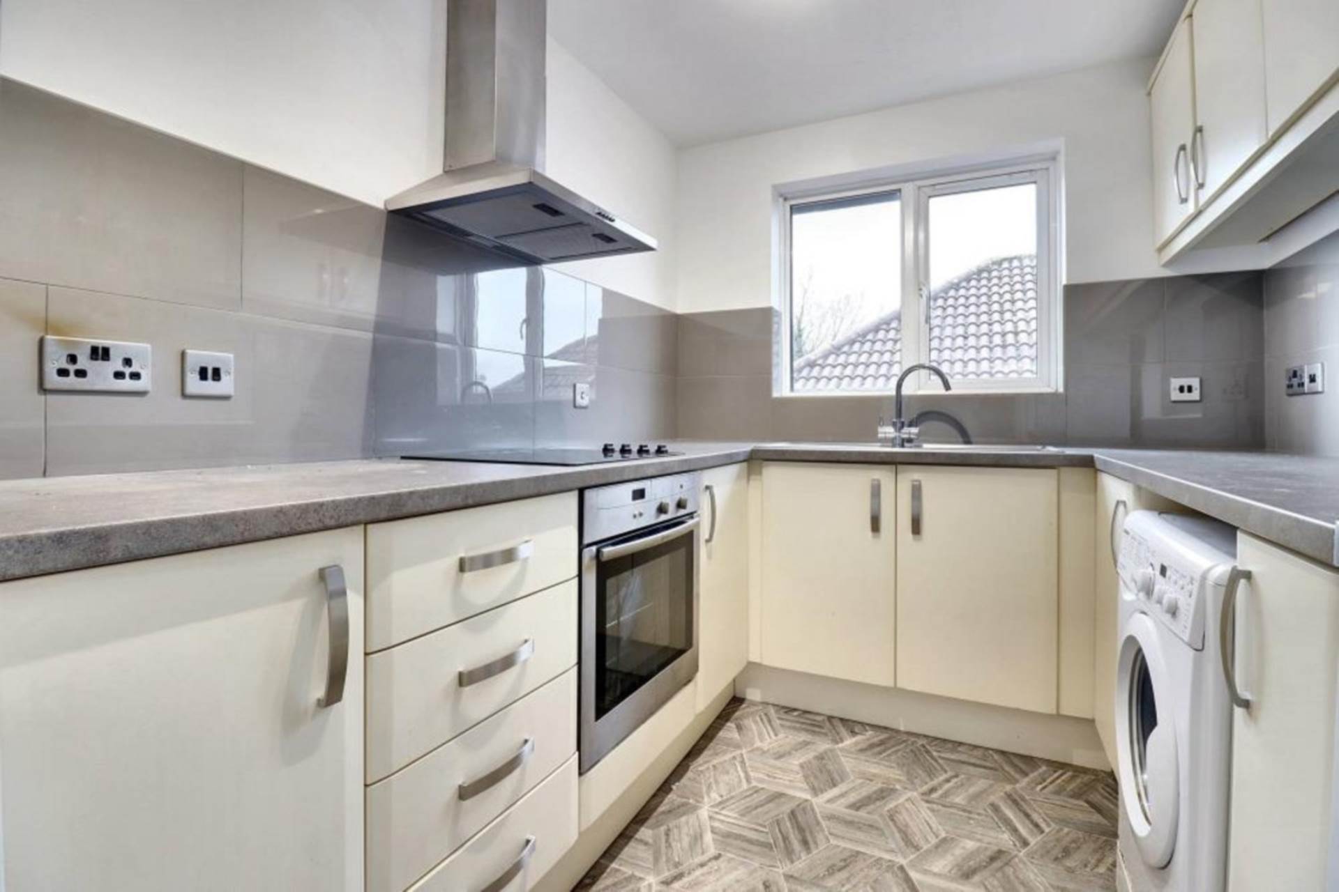 Flat Clowser Close in Greater London