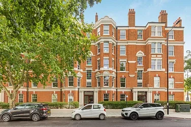 Flat Prince of Wales Drive in Greater London