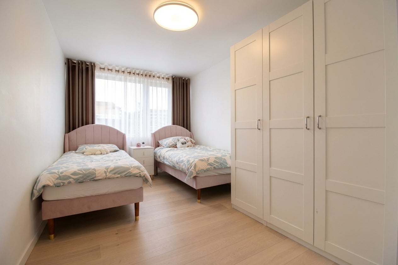 Flat Pump House Crescent in Greater London