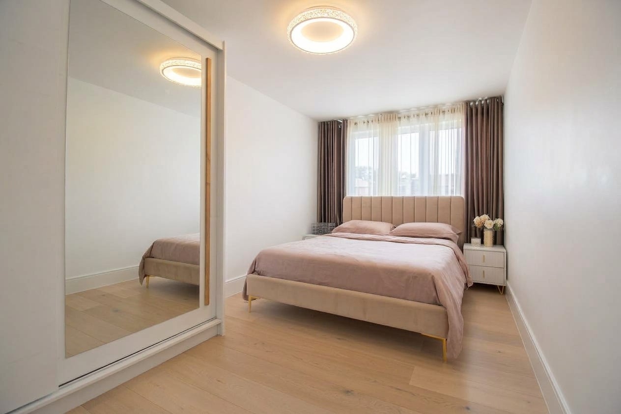 Flat Pump House Crescent in Greater London