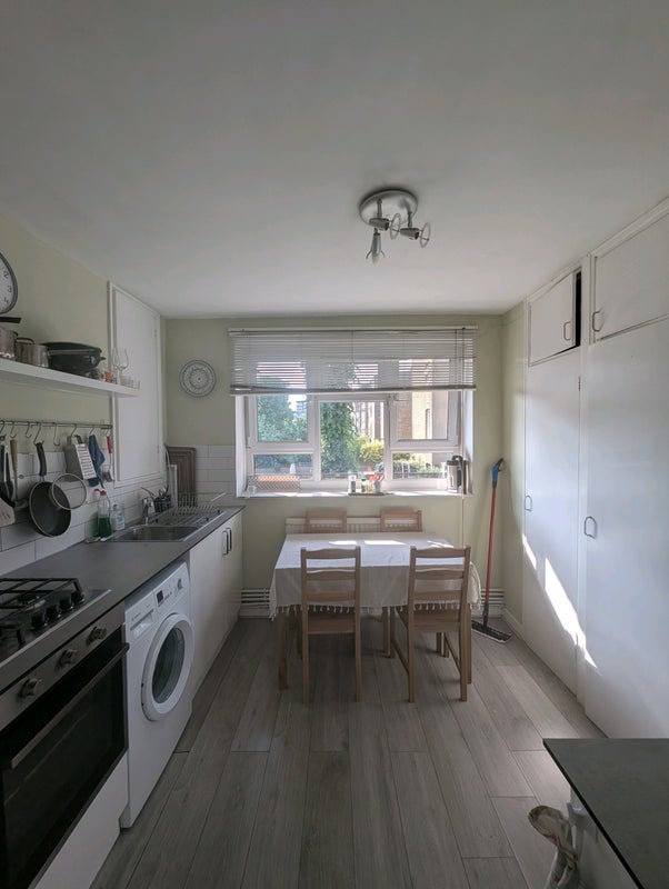 Flat Queen's Drive in Greater London