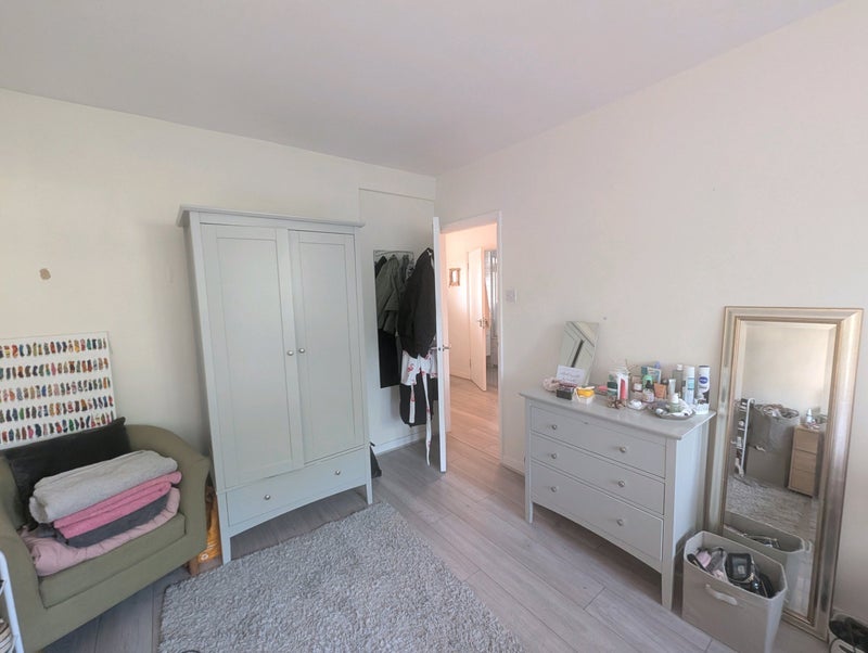 Flat Queen's Drive in Greater London