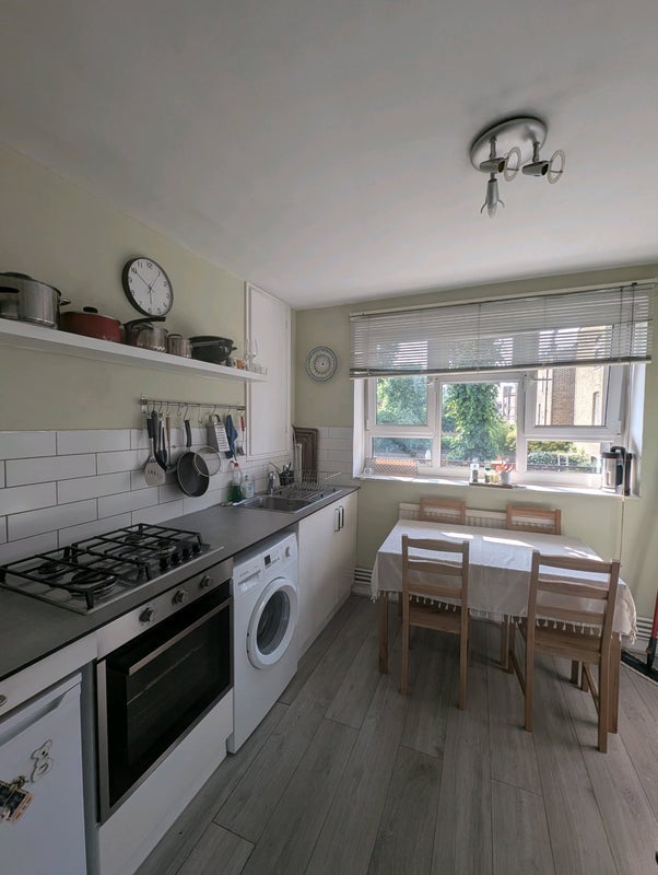 Flat Queen's Drive in Greater London