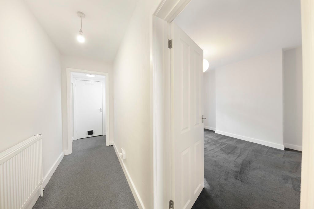 Flat Brett Road in Greater London