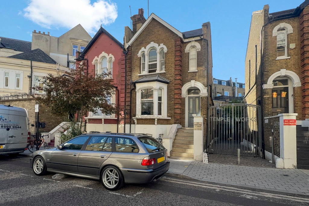Flat Brett Road in Greater London