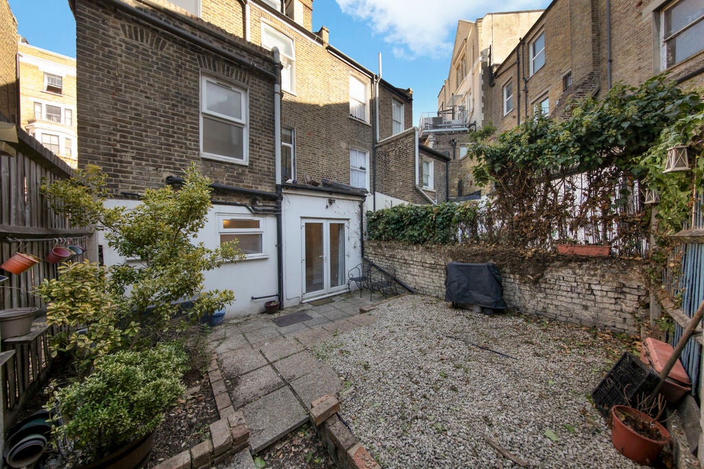 Flat Brett Road in Greater London