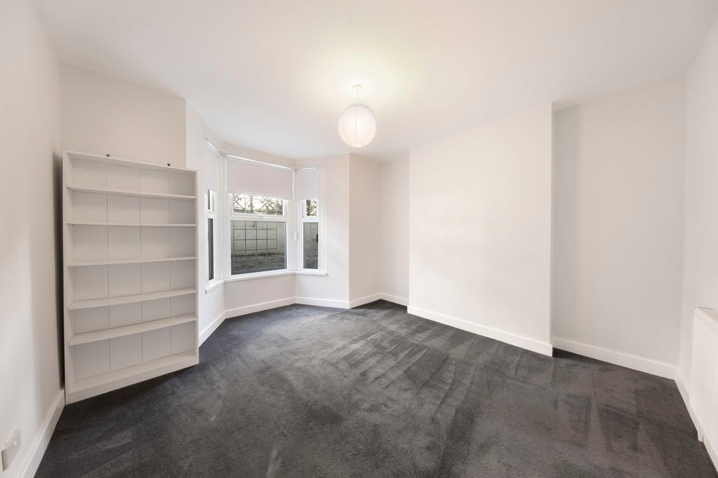 Flat Brett Road in Greater London