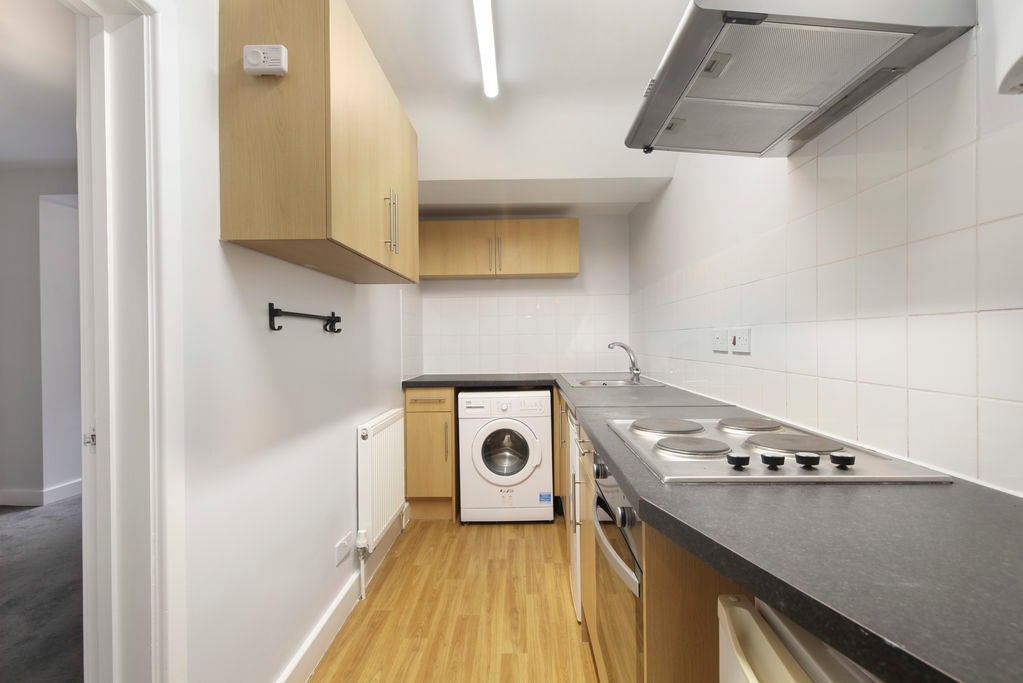 Flat Brett Road in Greater London