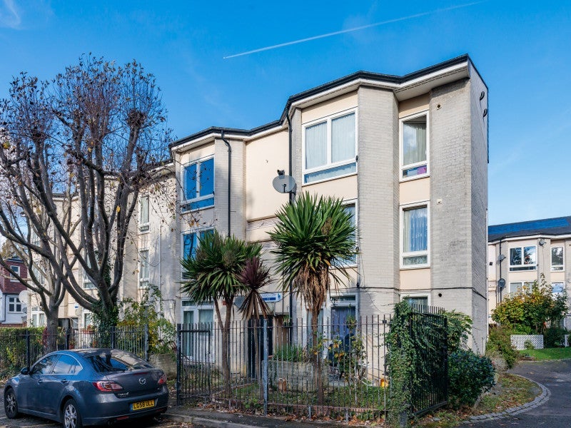 Room Atkins Road in Greater London