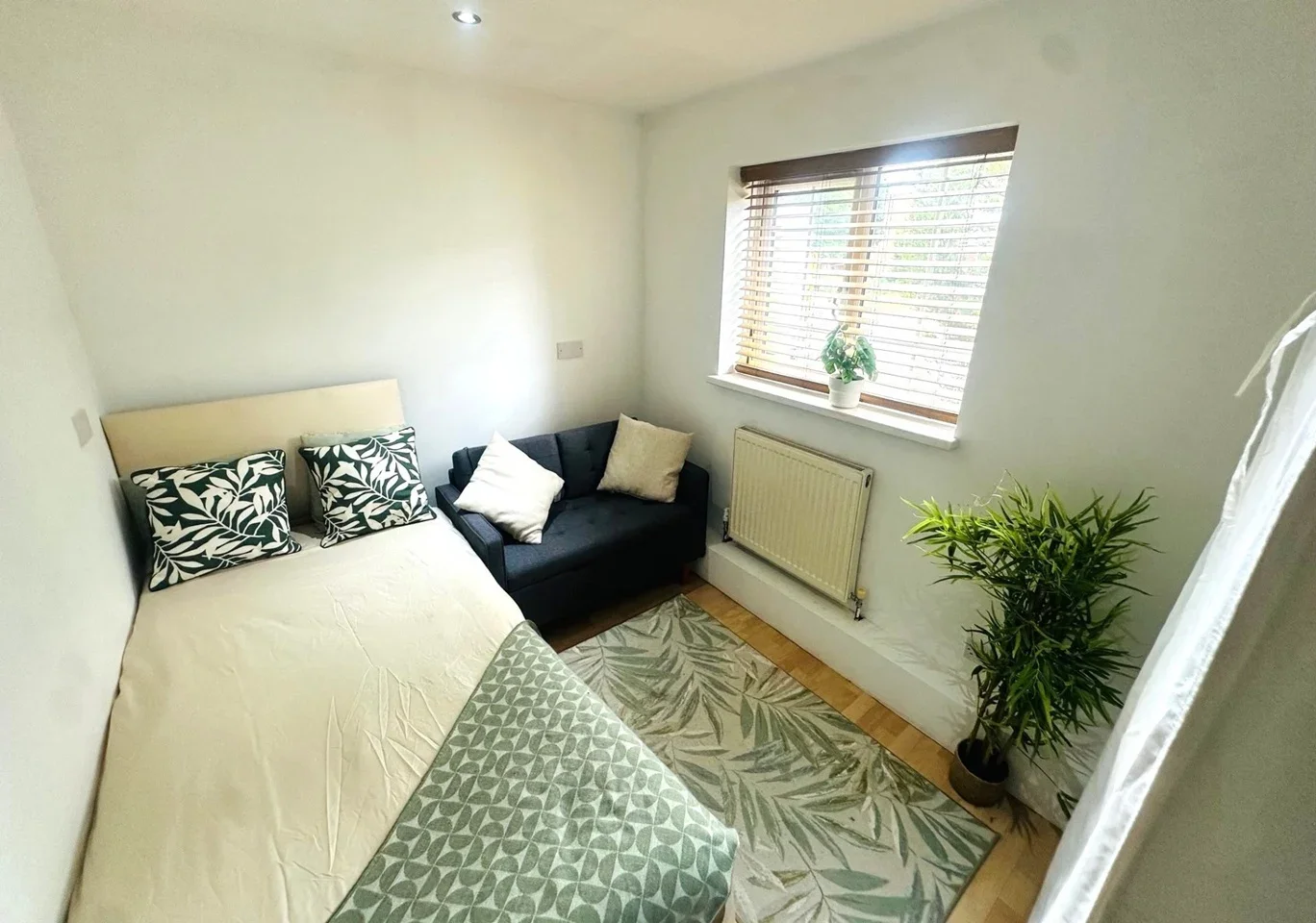 Room Brambles Farm Drive in Greater London