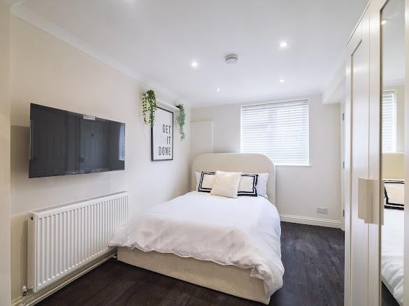 Room Homefield Close in Reigate and Banstead