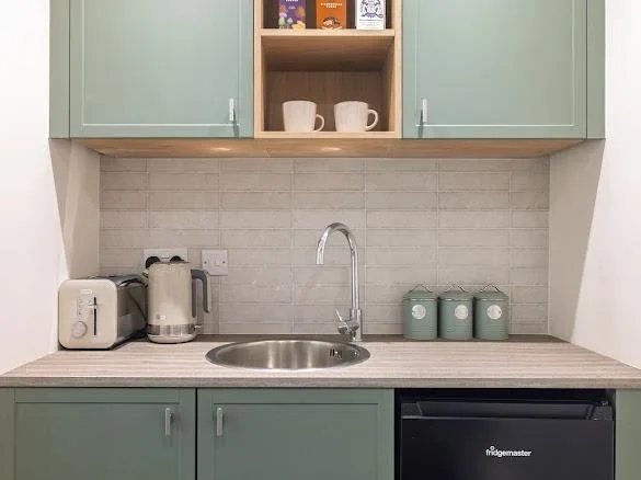 Room Homefield Close in Reigate and Banstead