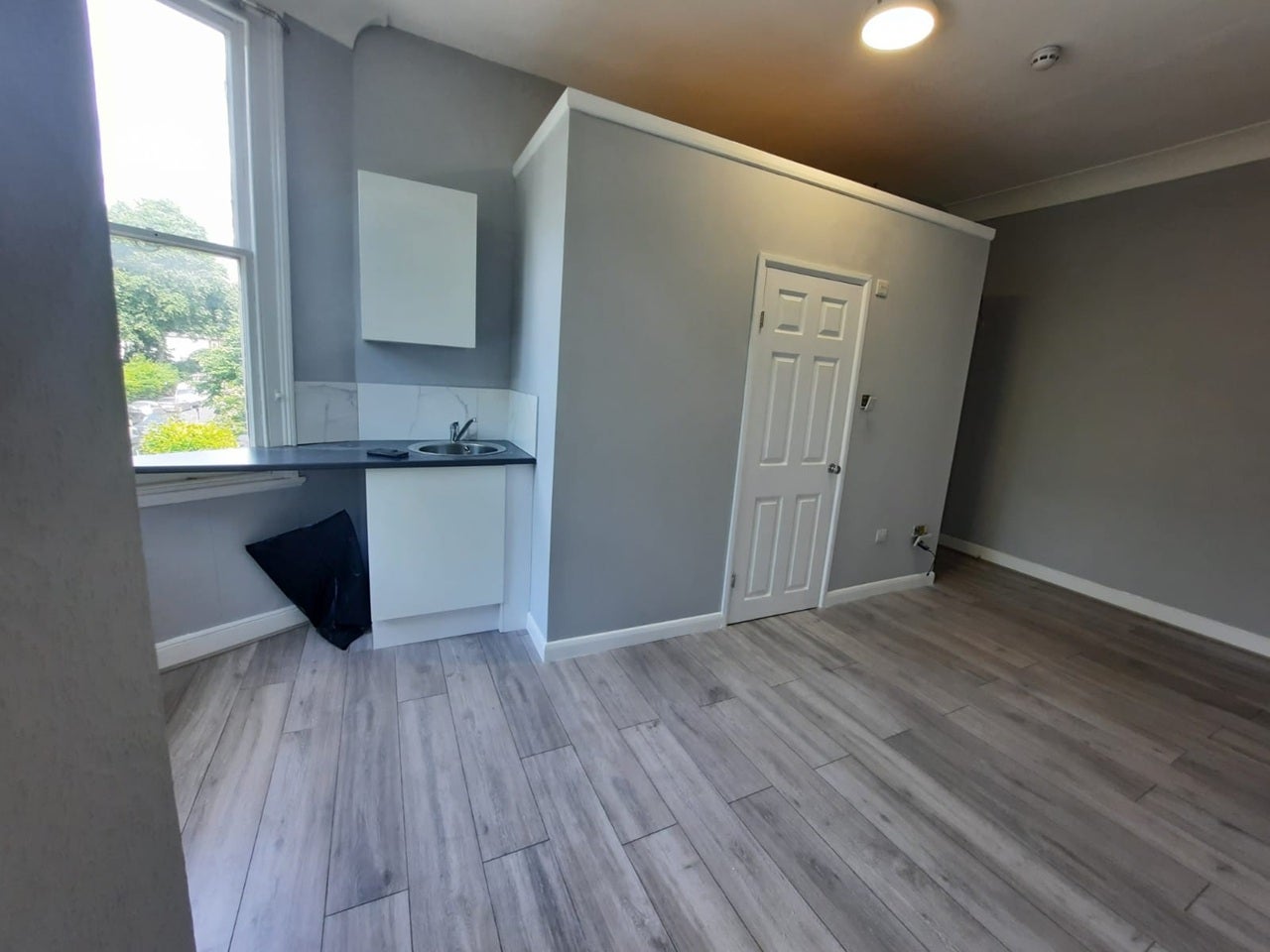 Room Manor Road in Greater London