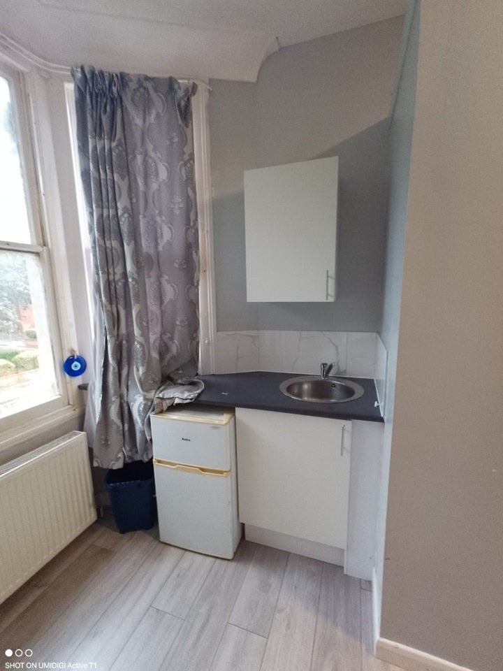 Room Manor Road in Greater London