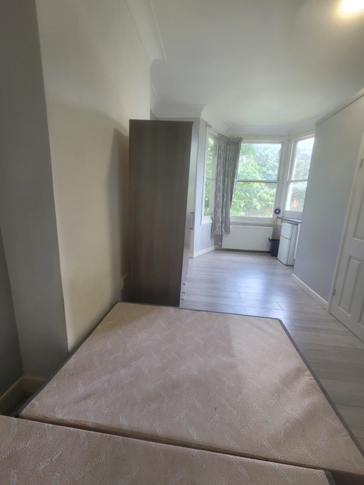 Room Manor Road in Greater London