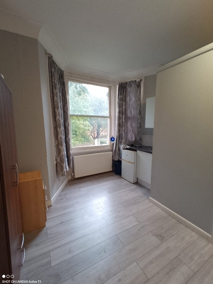 Room Manor Road in Greater London