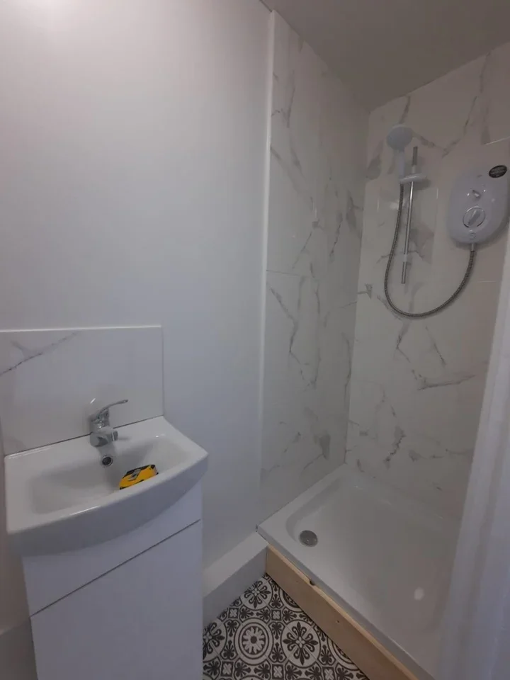 Room Manor Road in Greater London