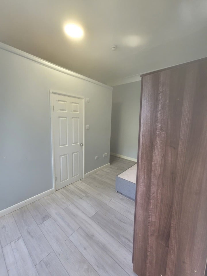 Room Manor Road in Greater London