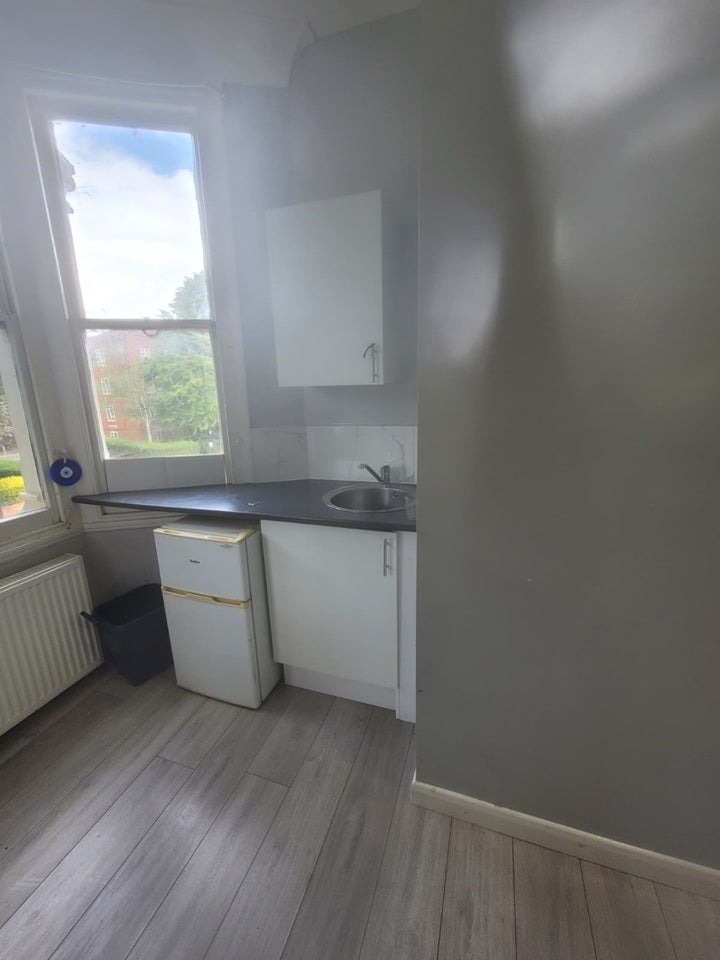 Room Manor Road in Greater London