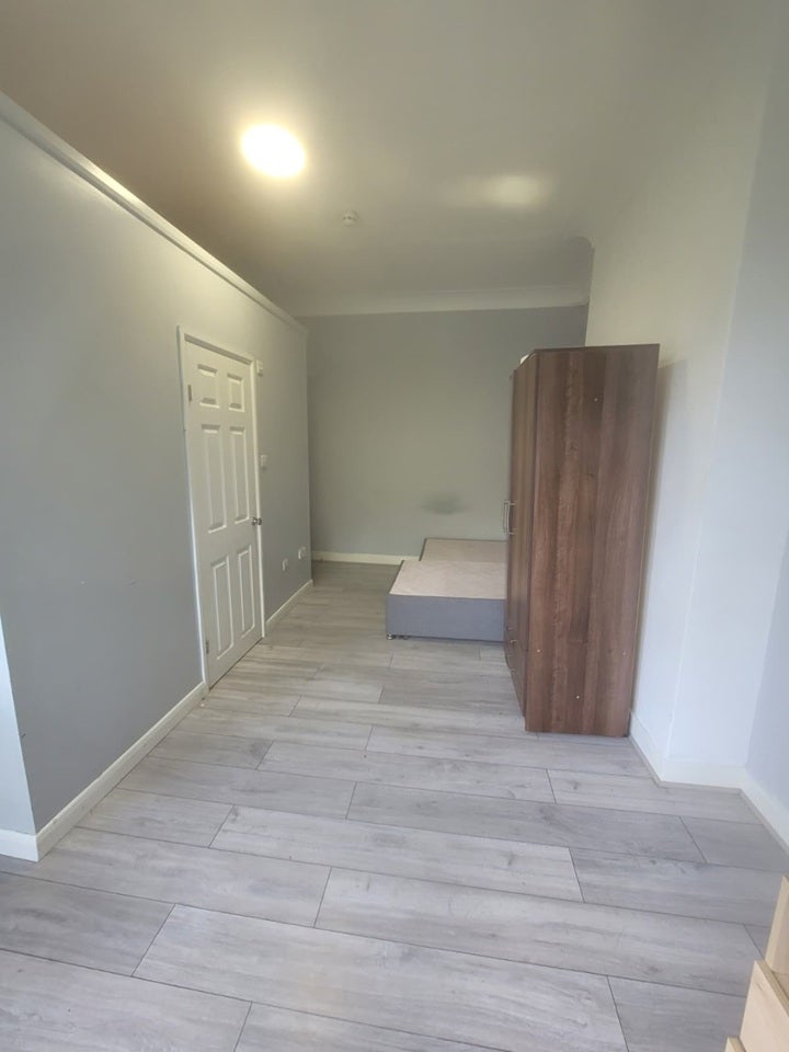 Room Manor Road in Greater London