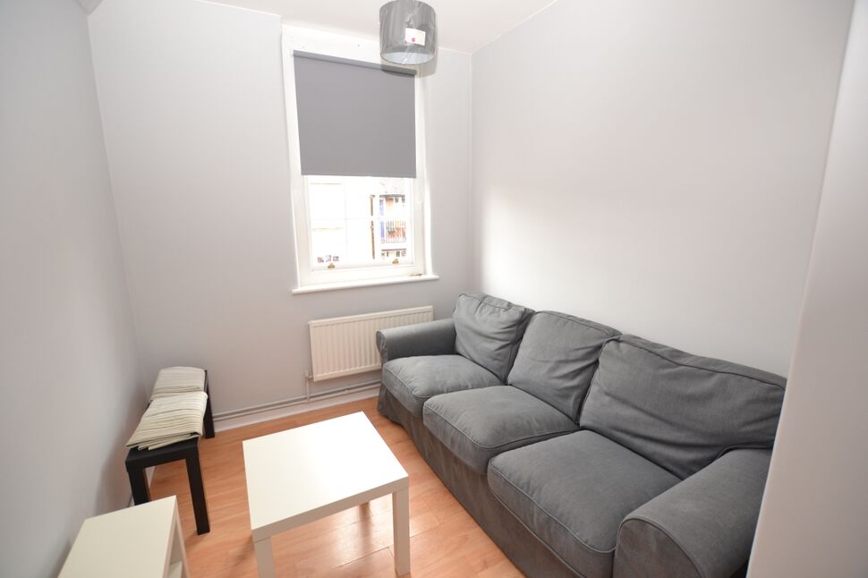 Flat Webber Row in Greater London