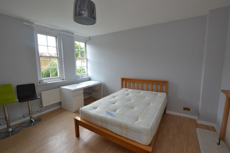 Flat Webber Row in Greater London