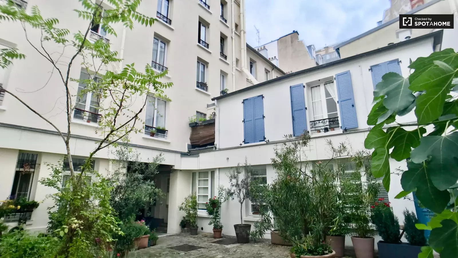 Flat Avenue de Clichy in Paris