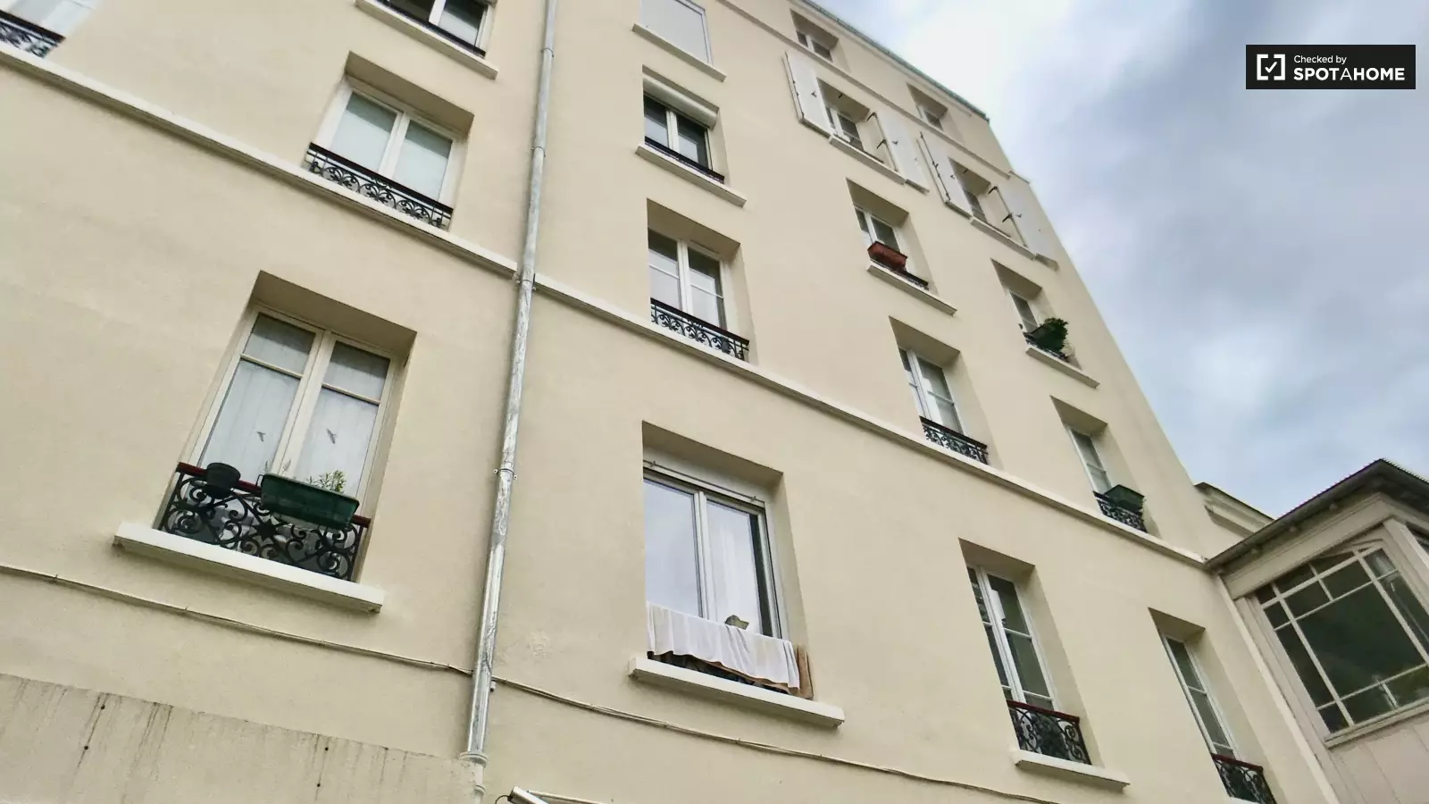 Flat Avenue de Clichy in Paris