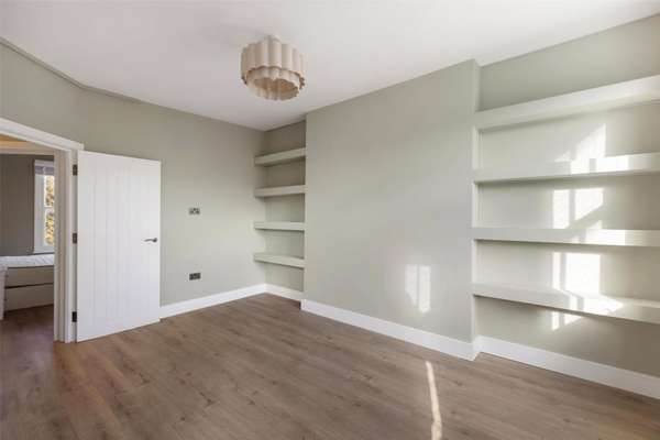Flat Stanlake Road in Greater London