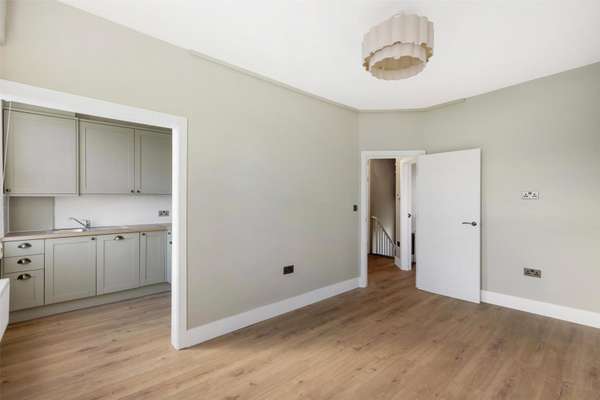 Flat Stanlake Road in Greater London