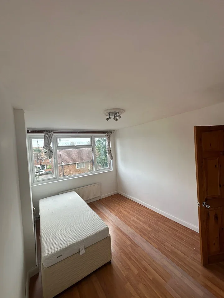 Room Swan Road in Greater London