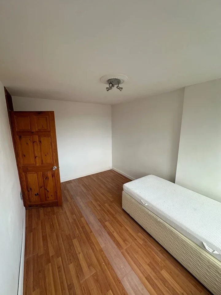 Room Swan Road in Greater London