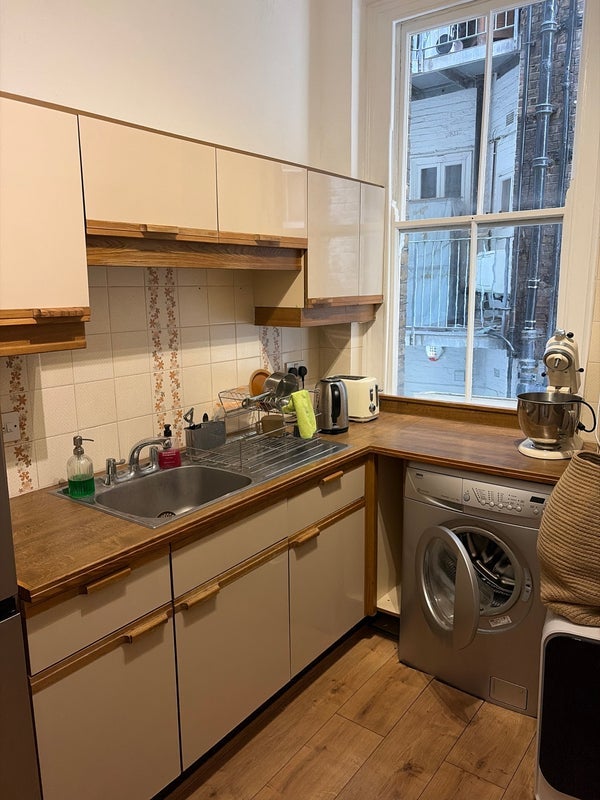 Room Maida Avenue in City of Westminster