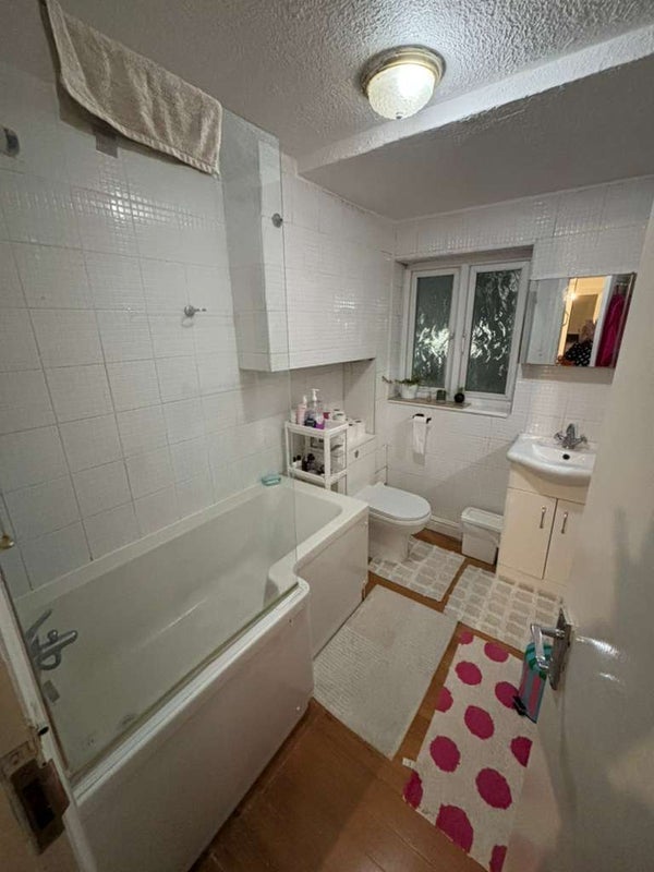 Room Gawsworth Close in Greater London