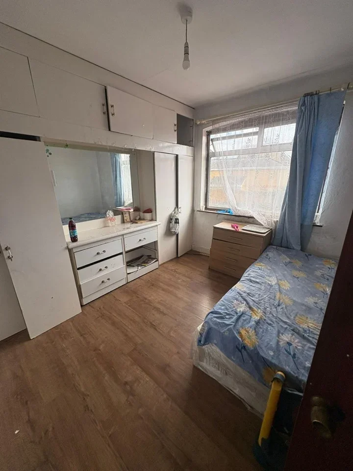 Room Heyford Road in Greater London