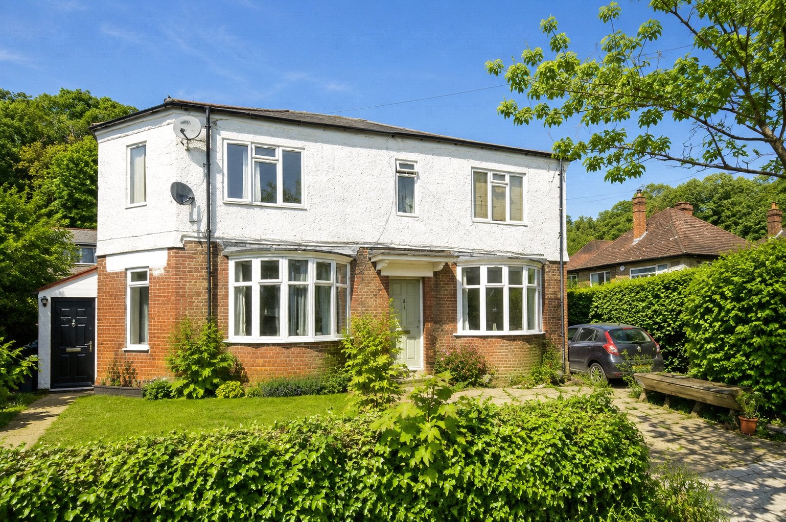 Flat Peperharow Road in Waverley